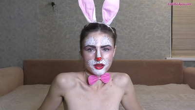 Sexy Bunny jiri nwayọọ na-aṅụ nnukwu Dick BFF